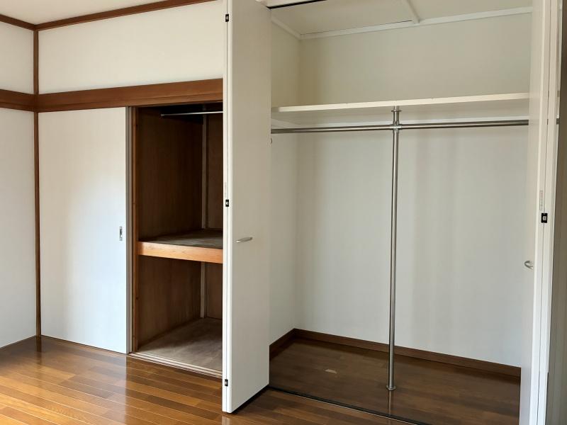 鎌倉市稲村ガ崎四丁目の賃貸物件/【1階洋室】反対から見て。収納たっぷりです。