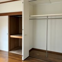 鎌倉市稲村ガ崎四丁目の賃貸物件/【1階洋室】反対から見て。収納たっぷりです。