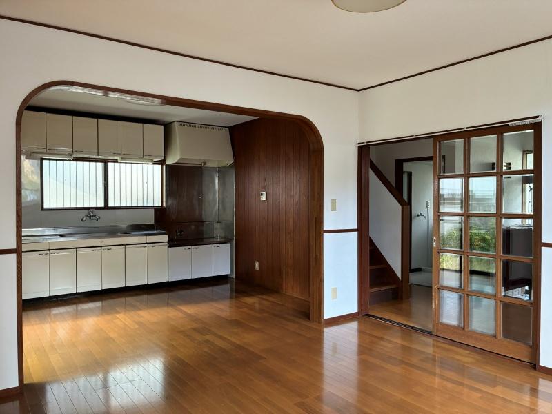 鎌倉市稲村ガ崎四丁目の賃貸物件/リビングのガラス戸。帰ってきた家族のただいま、の気配を感じ取れるのがいい。