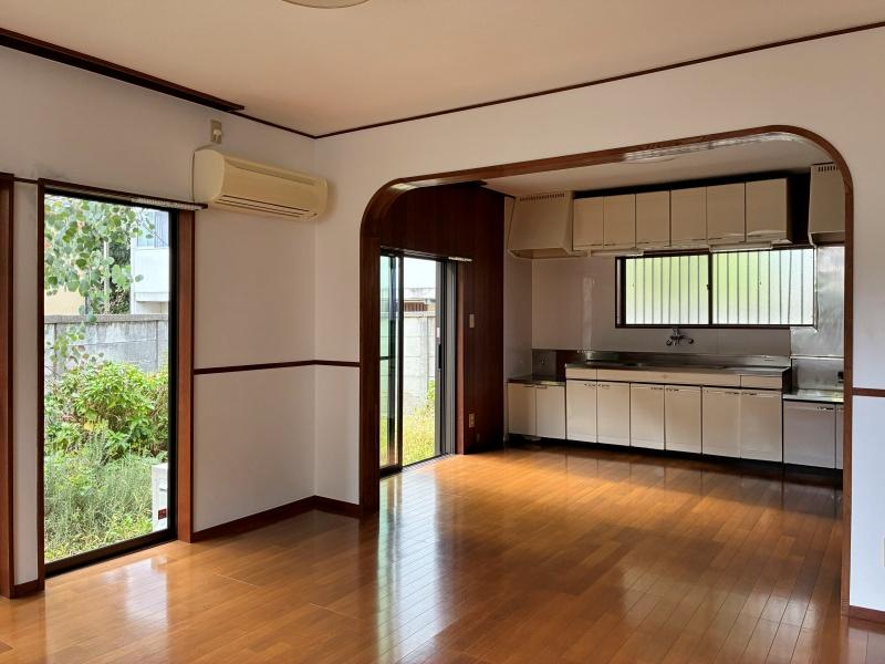 鎌倉市稲村ガ崎四丁目の賃貸物件/リビングダイニング。アーチ壁が可愛いポイント。