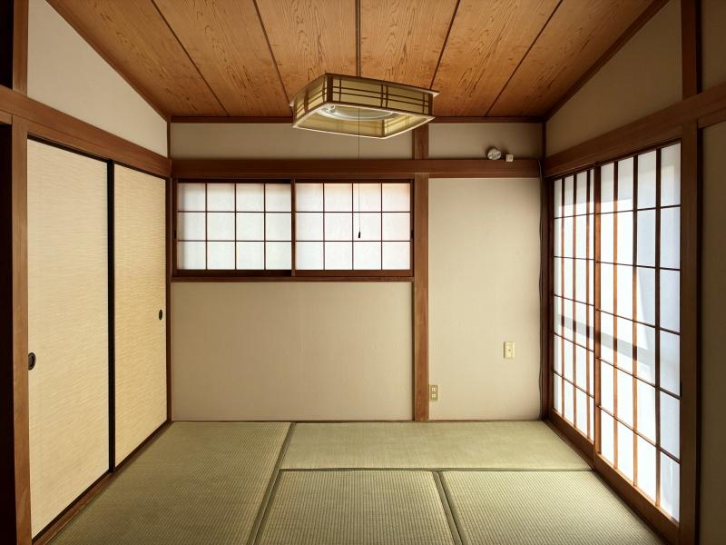 鎌倉市稲村ガ崎四丁目の賃貸物件/【2階和室】障子から光が差し込みます