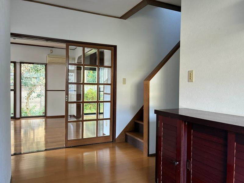 鎌倉市稲村ガ崎四丁目の賃貸物件/玄関に入って。奥の裏庭まで見通せます。