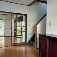 鎌倉市稲村ガ崎四丁目の賃貸物件/玄関に入って。奥の裏庭まで見通せます。