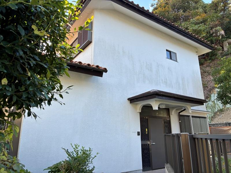 鎌倉市稲村ガ崎四丁目の賃貸物件/外観。白い外壁と朱色の瓦屋根がレトロでかわいい。