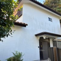 鎌倉市稲村ガ崎四丁目の賃貸物件/外観。白い外壁と朱色の瓦屋根がレトロでかわいい。