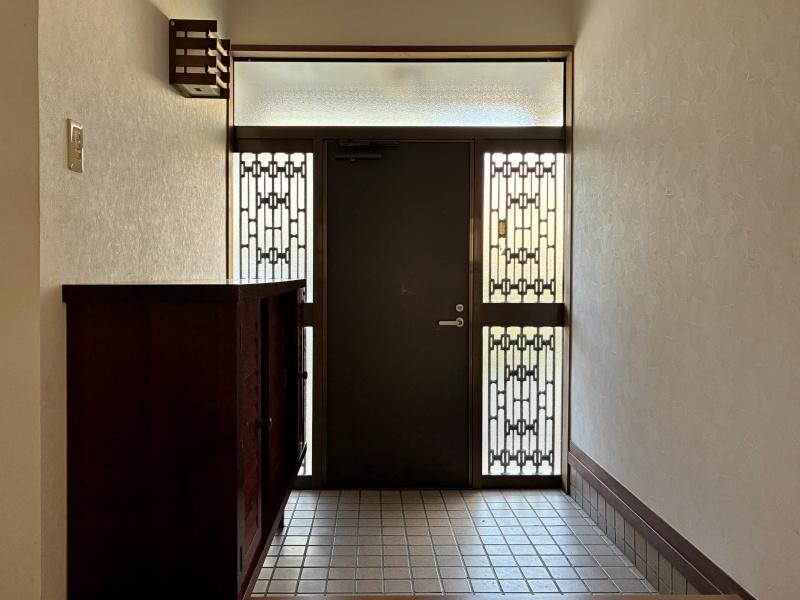 鎌倉市稲村ガ崎四丁目の賃貸物件/ガラス模様が素敵な玄関