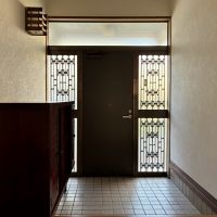 鎌倉市稲村ガ崎四丁目の賃貸物件/ガラス模様が素敵な玄関