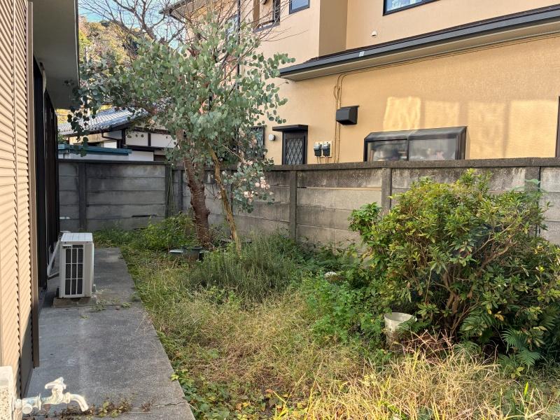 鎌倉市稲村ガ崎四丁目の賃貸物件/裏庭は手入れが必要です