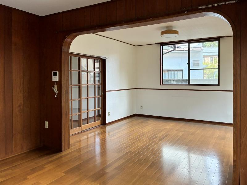 鎌倉市稲村ガ崎四丁目の賃貸物件/キッチン側から見て。モニター付きインターホンが嬉しい。