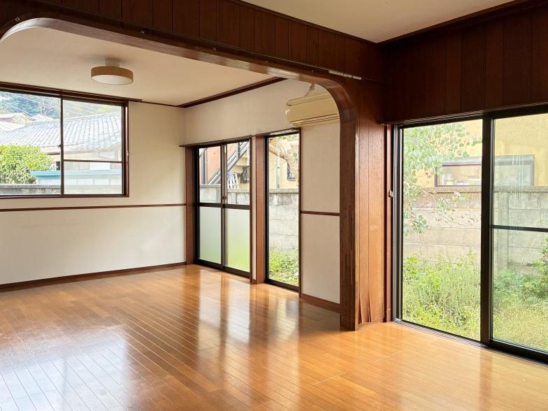 鎌倉市稲村ガ崎四丁目の賃貸物件/窓からは裏庭のみどりが覗けます