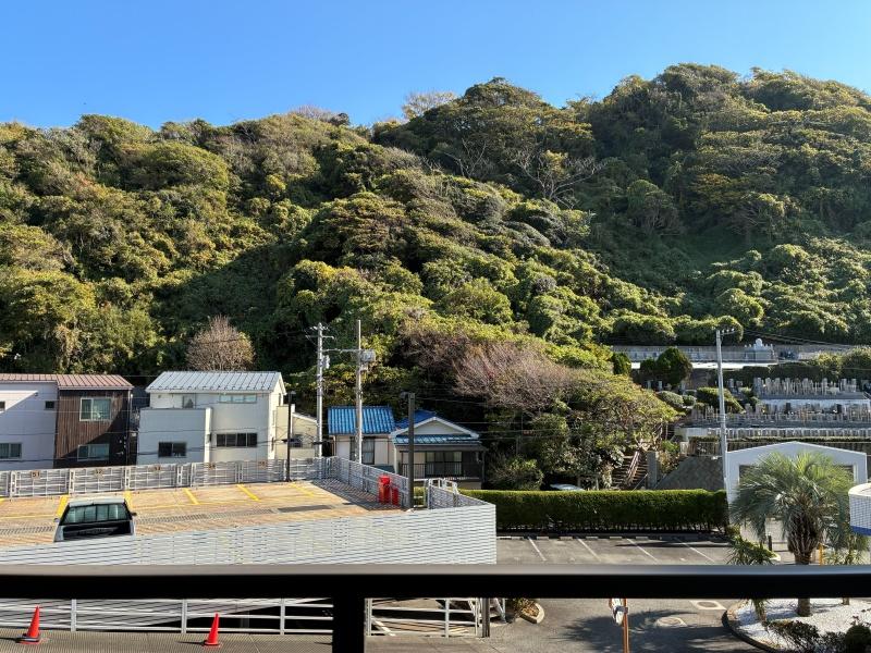 逗子市小坪四丁目の売買物件/玄関から出たところ。右奥に墓地があります。