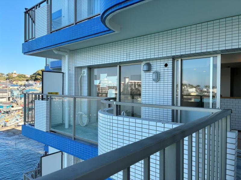 逗子市小坪四丁目の売買物件/バルコニー端から見てみる。