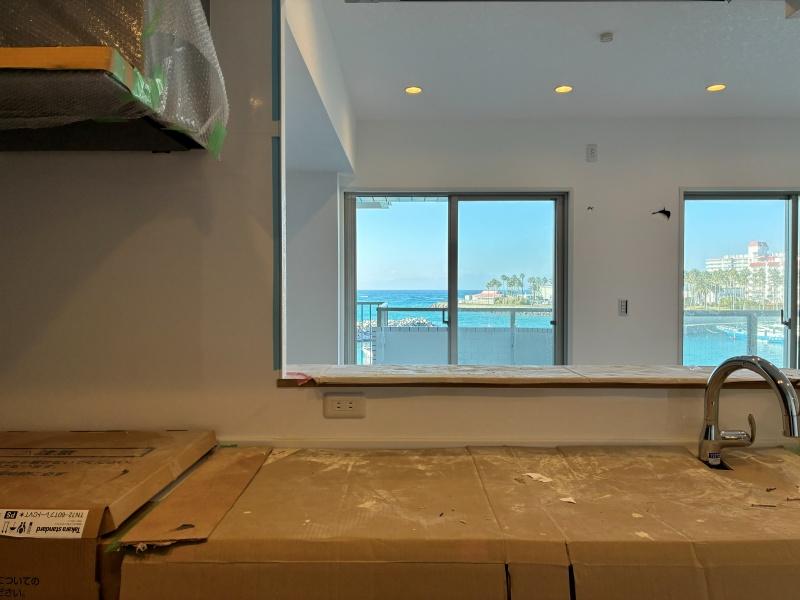 逗子市小坪四丁目の売買物件/キッチン｜ガラストップ3口コンロ・食器洗浄乾燥機が付きます。