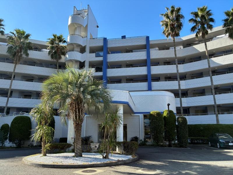 逗子市小坪四丁目の売買物件/レトロなリゾートホテルを思わせる佇まい（建物は2025年に大規模修繕済）