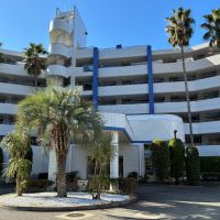 逗子市小坪四丁目の売買物件/レトロなリゾートホテルを思わせる佇まい（建物は2025年に大規模修繕済）