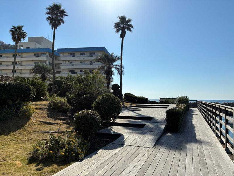 逗子市小坪四丁目の売買物件/開けたスペースに出ます。気分転換に散歩をどうぞ。（ウッドデッキは2022年に更新済）