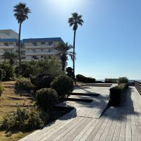 逗子市小坪四丁目の売買物件/開けたスペースに出ます。気分転換に散歩をどうぞ。（ウッドデッキは2022年に更新済）