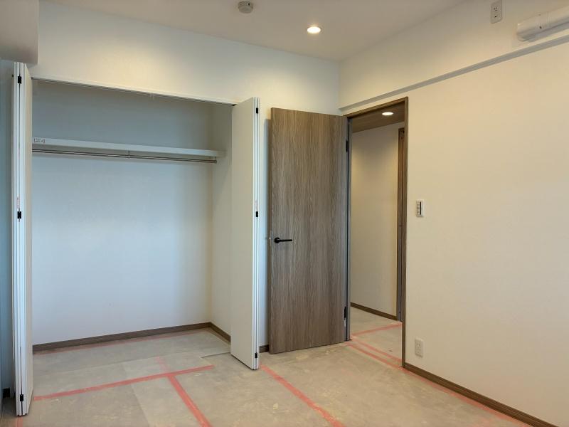 逗子市小坪四丁目の売買物件/洋室その1｜反対から見て