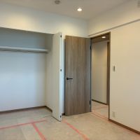 逗子市小坪四丁目の売買物件/洋室その1｜反対から見て