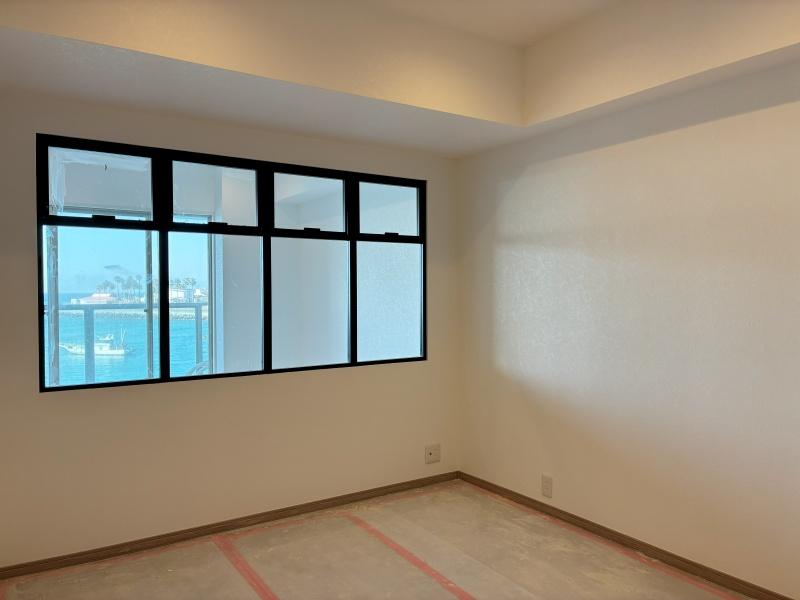 逗子市小坪四丁目の売買物件/洋室その1｜約6.0帖。海が見通せます。