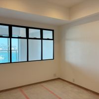 逗子市小坪四丁目の売買物件/洋室その1｜約6.0帖。海が見通せます。