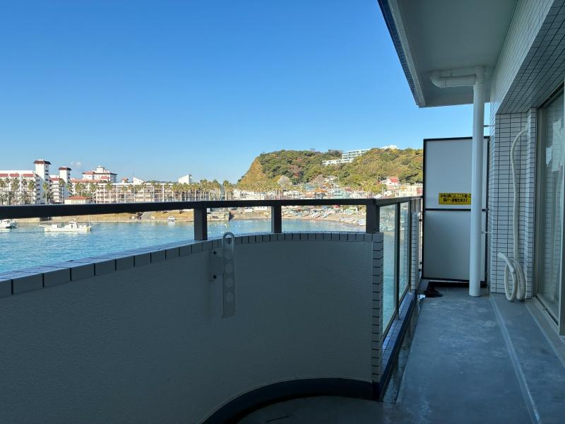 逗子市小坪四丁目の売買物件/バルコニーは一部丸みを帯びています。海に飛び出ているよう。