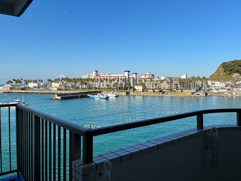 逗子市小坪四丁目の売買物件/バルコニーからの贅沢な景色。2/3をブルーが占めている！