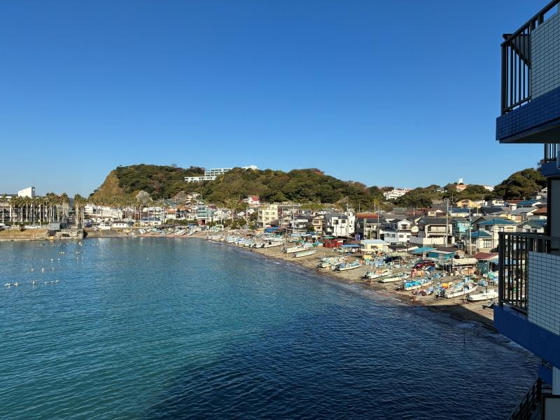 逗子市小坪四丁目の売買物件/バルコニー（右端）からは披露山と漁港が見通せます。