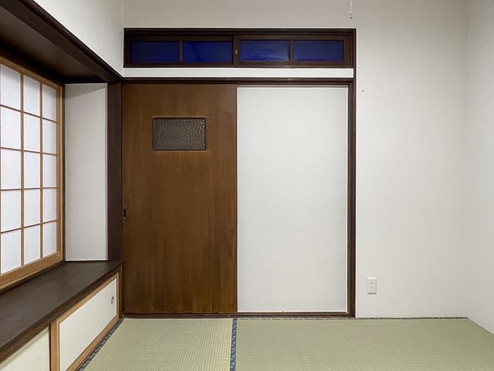 横須賀市森崎三丁目の賃貸物件/玄関正面の4畳半の部屋