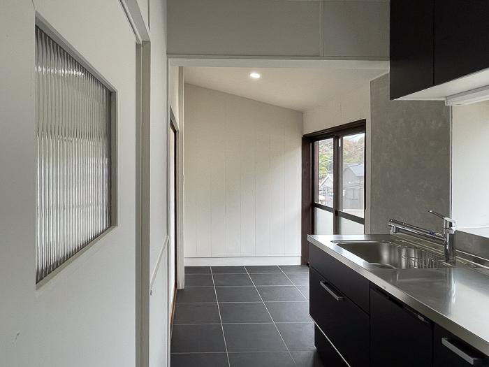 横須賀市森崎三丁目の賃貸物件/ダイニングキッチンは細長い形状ながらも動線幅は確保されていおます