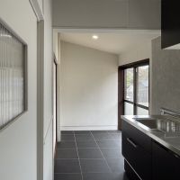 横須賀市森崎三丁目の賃貸物件/ダイニングキッチンは細長い形状ながらも動線幅は確保されていおます