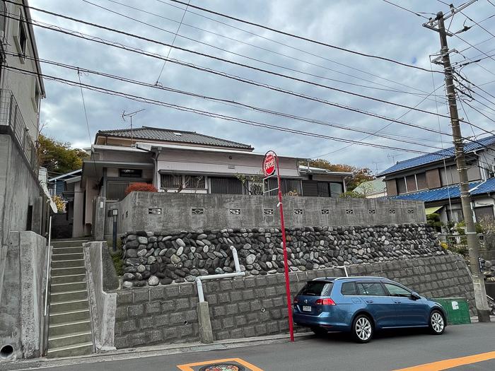 横須賀市森崎三丁目の賃貸物件/道路から階段を少しのぼります