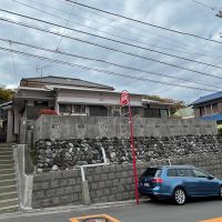 横須賀市森崎三丁目の賃貸物件/道路から階段を少しのぼります