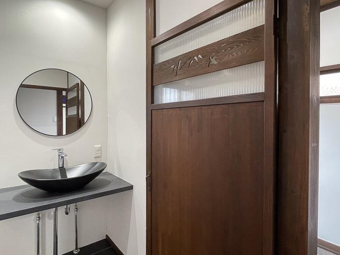 横須賀市森崎三丁目の賃貸物件/元々使われていた建具をレストアし再利用。現代の設備にも似合う