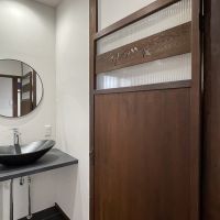 横須賀市森崎三丁目の賃貸物件/元々使われていた建具をレストアし再利用。現代の設備にも似合う