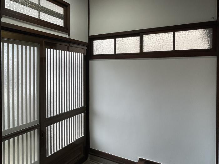 横須賀市森崎三丁目の賃貸物件/玄関の明かり取りはレトロなすりガラス