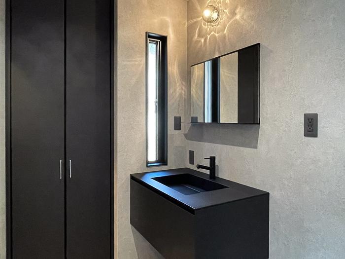 葉山町堀内の売買物件/シックな色合いの洗面所