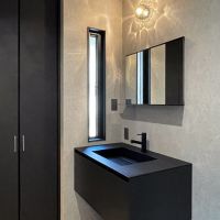 葉山町堀内の売買物件/シックな色合いの洗面所