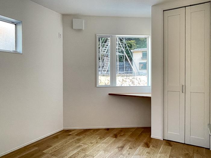 葉山町堀内の売買物件/1階の変形の部屋ですが、造作の机と窓の関係がおもしろそう