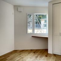 葉山町堀内の売買物件/1階の変形の部屋ですが、造作の机と窓の関係がおもしろそう