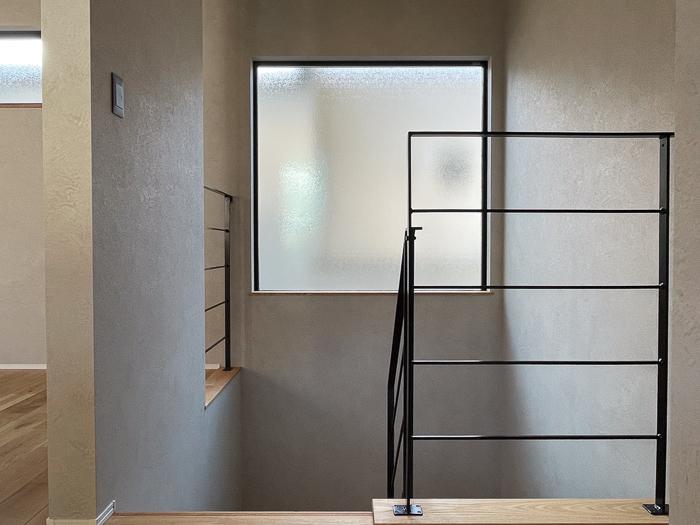 葉山町堀内の売買物件/階段室は大きな採光の窓。