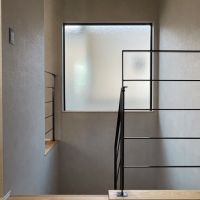 葉山町堀内の売買物件/階段室は大きな採光の窓。