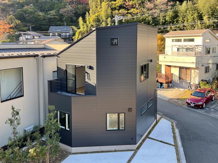 葉山町堀内の売買物件/車はを家をぐるっと囲むように回っていきます。バルコニーから手を振ってみては