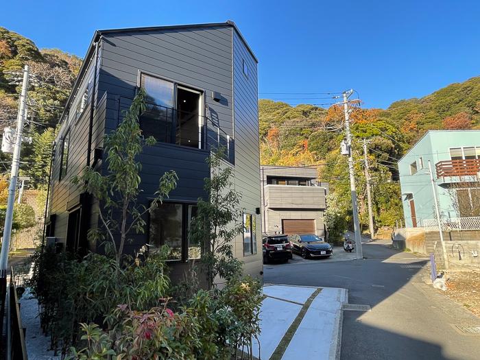 葉山町堀内の売買物件/ヘアピンカーブの内側に建っています。モルタル敷き部分が駐車スペース