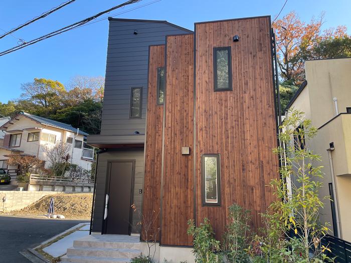 葉山町堀内の売買物件/マッチの擦紙のような色の板壁。杉材です