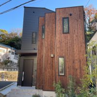 葉山町堀内の売買物件/マッチの擦紙のような色の板壁。杉材です