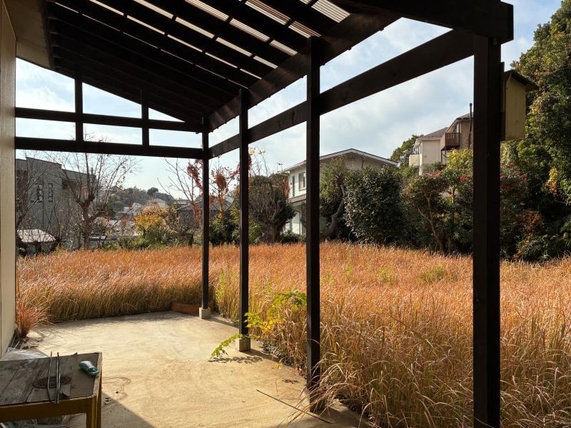 鎌倉市鎌倉山四丁目の売買物件/外部｜奥行き1間半はある軒下の空間。コンクリート土間から見渡す庭の広さ