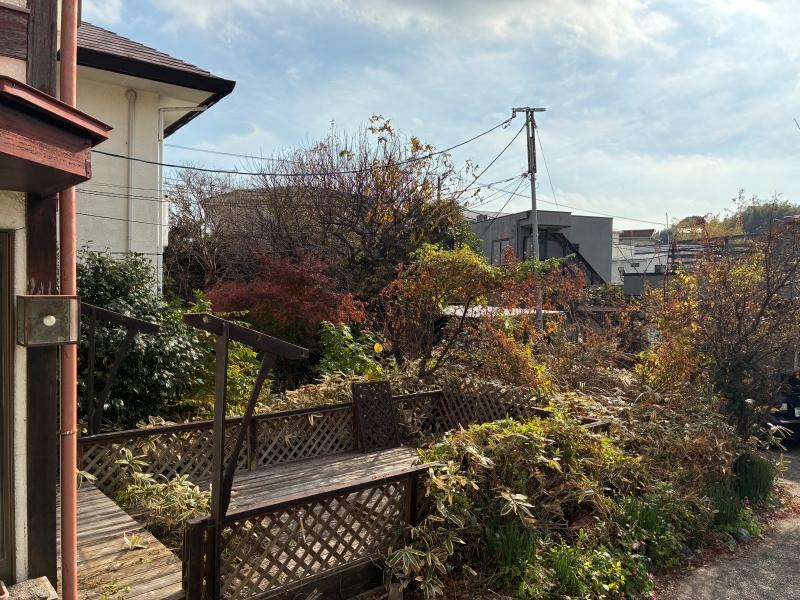 鎌倉市鎌倉山四丁目の売買物件/外部｜玄関横の部屋から続くデッキ