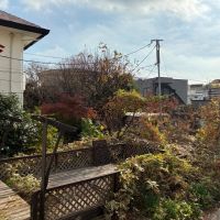 鎌倉市鎌倉山四丁目の売買物件/外部｜玄関横の部屋から続くデッキ