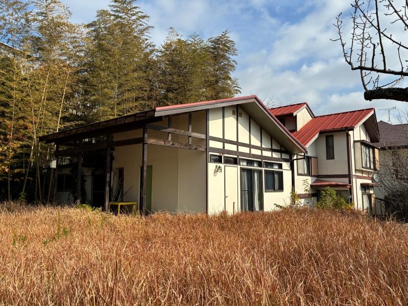 鎌倉市鎌倉山四丁目の売買物件/外観｜外壁に縦横に通る部材の濃い茶色が、白い外観の中でいいアクセントに。のっぺりしすぎない見た目を演出しています